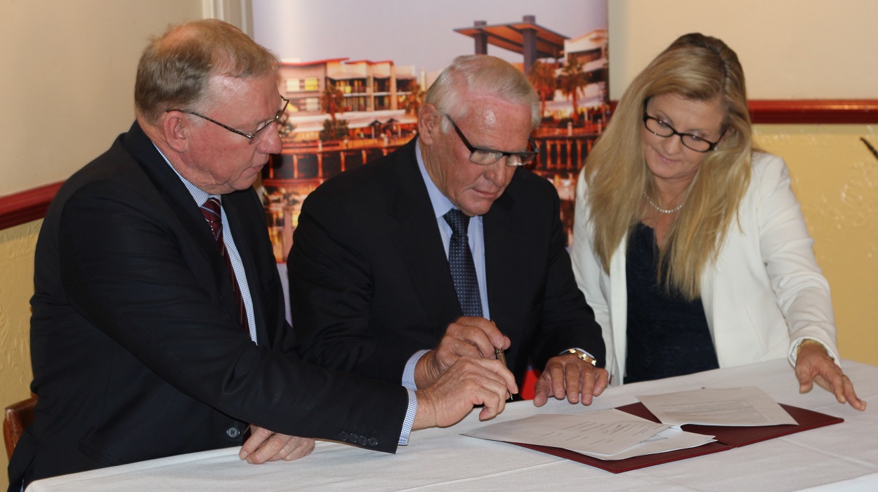 Mayor Karen Williams with Jeff Seeney and Lang Walker signing Toondah agreements in September 2014